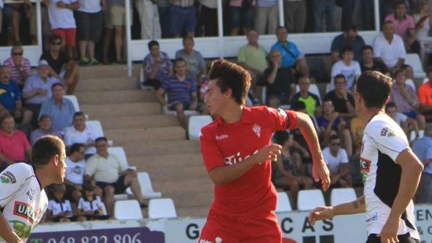 Jaime Santos cabecea un balón en el partido ante el Tudelano.