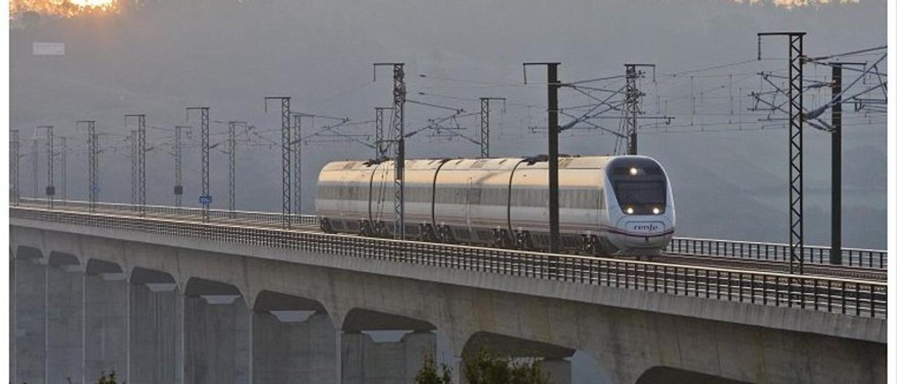 Un tren de Media Distancia de Renfe operando en el Eje Atlántico de Galicia