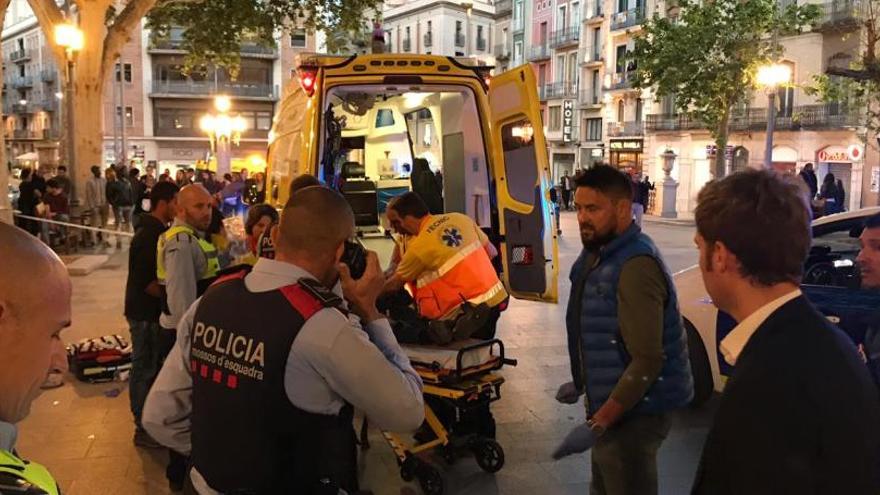 Mor un home d&#039;una ganivetada al coll a la Rambla de Figueres