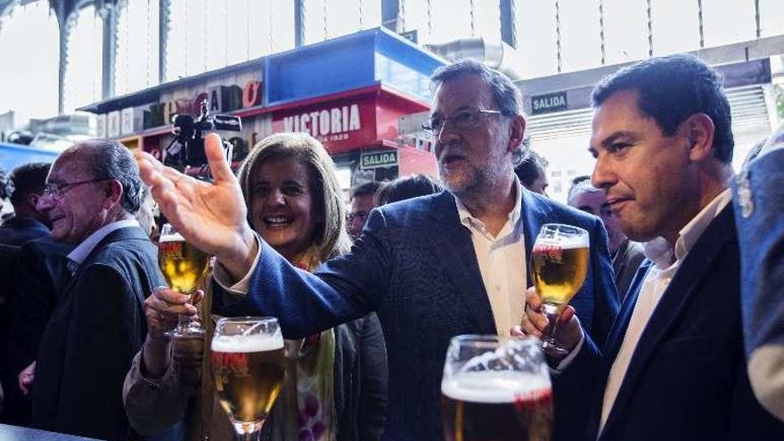 Rajoy, de cañas en un bar de Málaga con Báñez y Moreno. // Efe