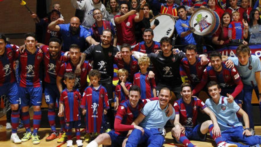 Los jugadores del Levante UD FS posan junto a los aficionados tras golear 8-1 al Gran Canaria.