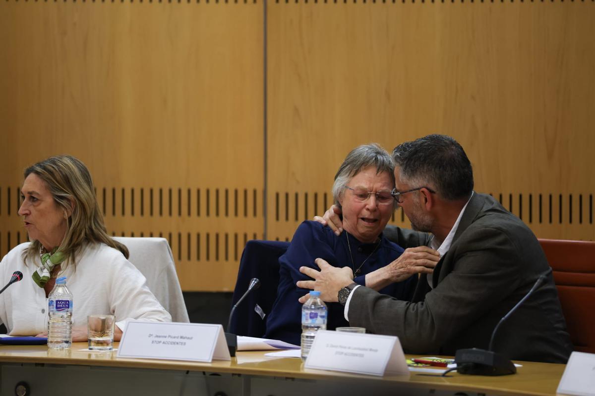 Jeanne Picard, delegada de Stop Accidentes en Galicia, se rompe en su intervención durante el acto de presentación del teléfono 018.
