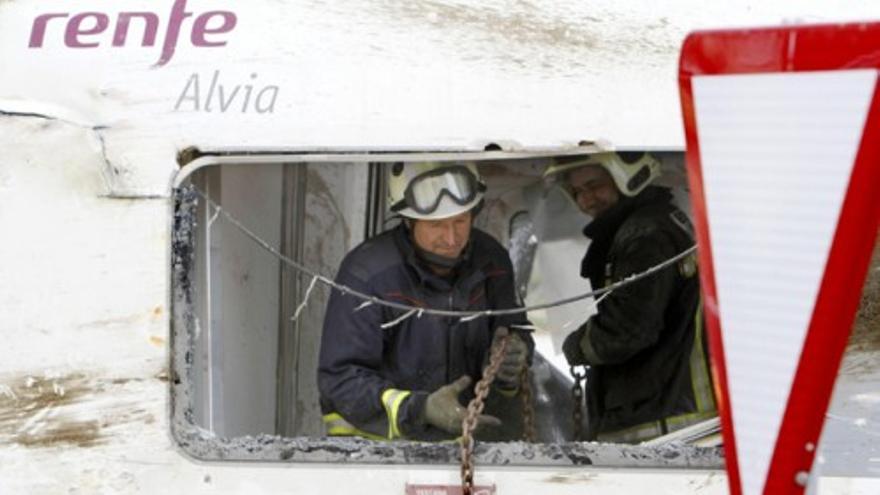 Los bomberos de Santiago, héroes en Angrois