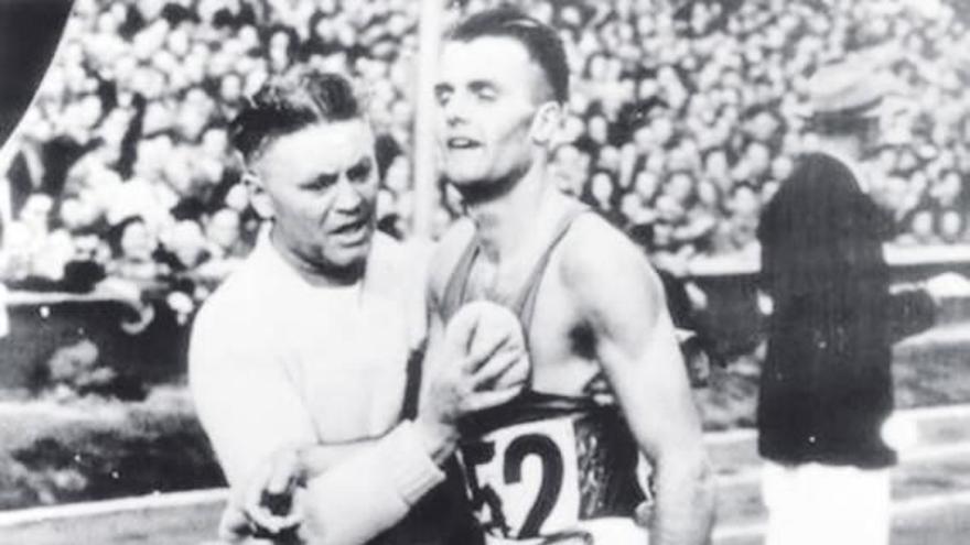 Gailly es atendido tras acabar el maratón de 1948.