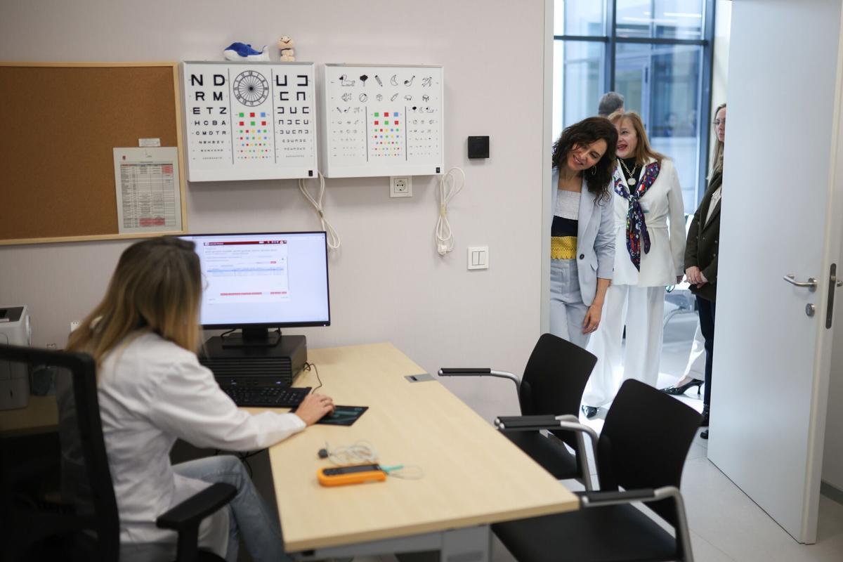La presidenta de la Comunidad de Madrid, Isabel Díaz Ayuso, durante una visita al nuevo Centro de Salud de Atención Primaria Parla Este.