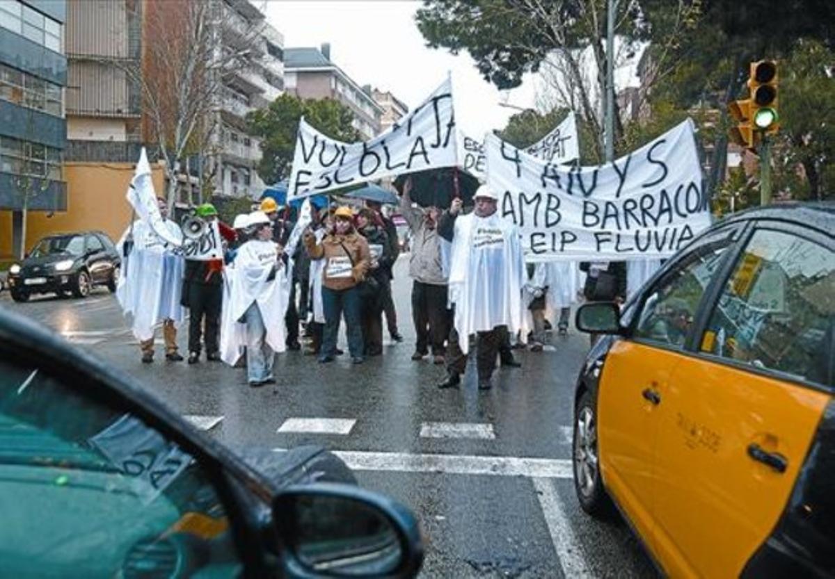 Pares del CEIP Fluvià tallen la Via Augusta per exigir l’inici de les obres del centre, ahir al matí. Pares del CEIP Fluvià tallen la Via Augusta per exigir l’inici de les obres del centre, ahir al matí.