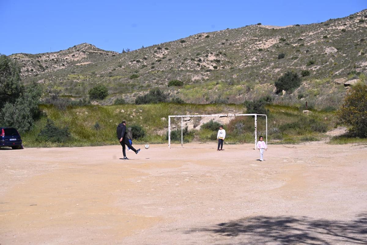 Familias celebran la mona en el Pantano de Elche y demandan mejoras en el paraje