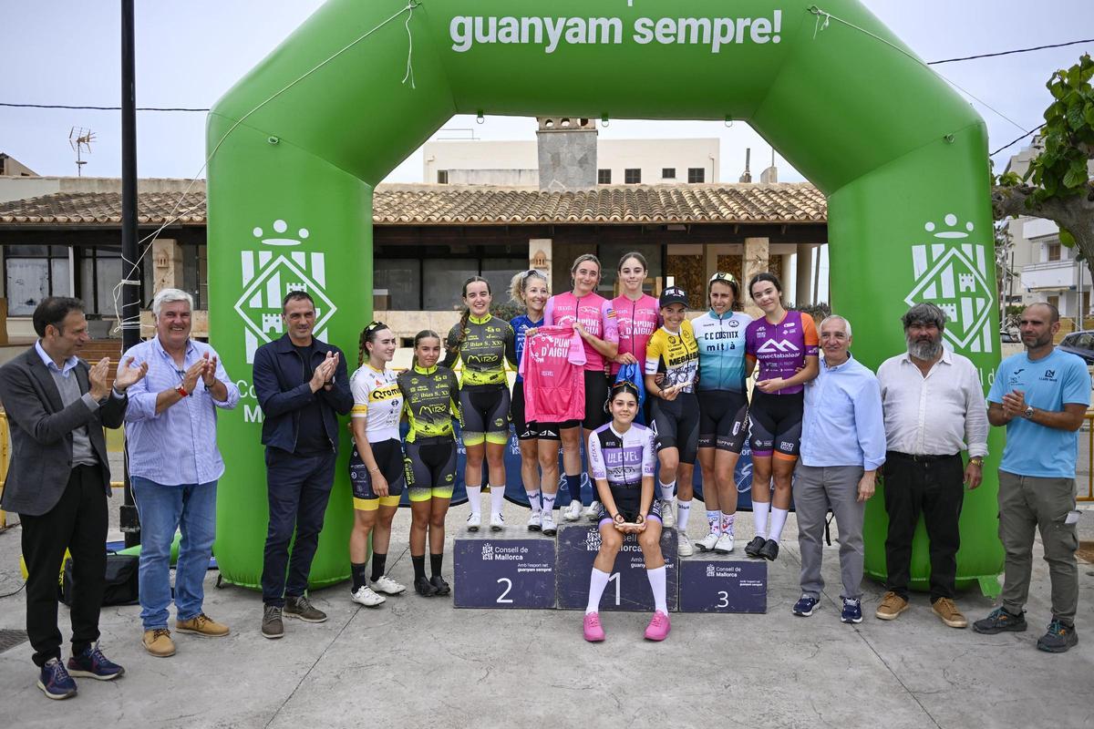 Las primeras clasificadas de la categoría femenina posan juntas en el podio.
