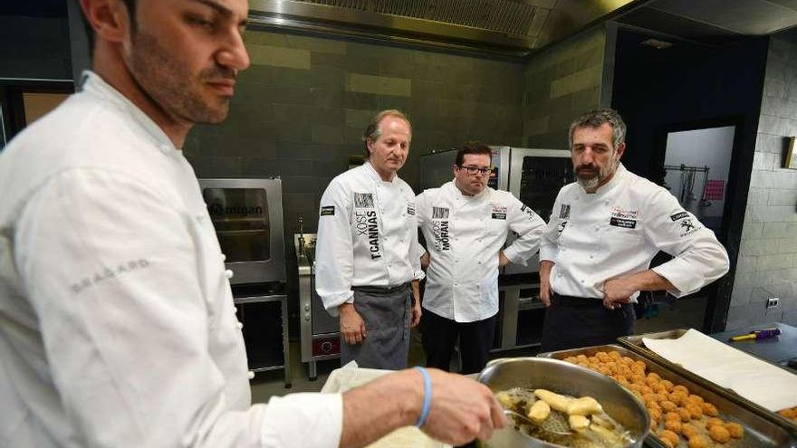 Pepe Solla (derecha) observa, ayer, con Torres Cannas y Marcos Morán, la elaboración de su menú. // G. S.