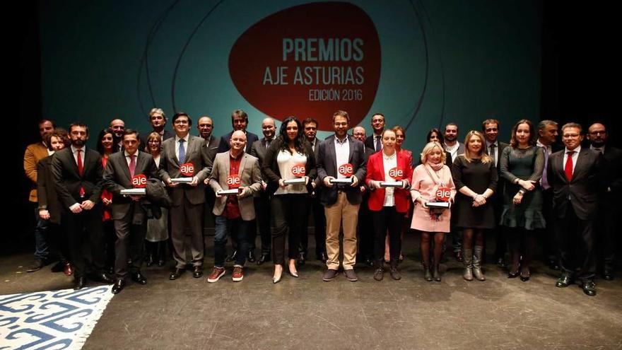 Los premiados, con la estatuilla en la mano. Por la izquierda, Isaac Loya, Jesús Daniel Salas, Marino González, Tamara Fernández, Marcos González, Judith Naves y Belén Fernández, ayer, en el teatro Palacio Valdés.