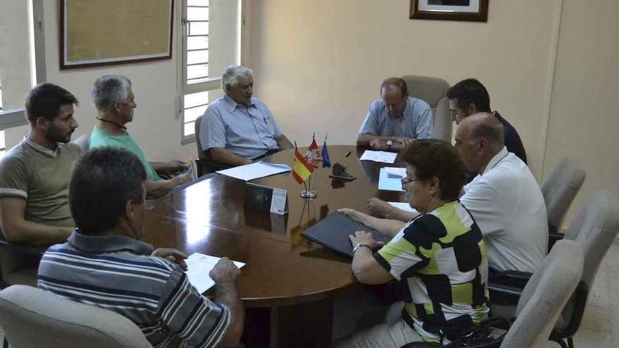 Corporativos del Ayuntamiento de Cobreros durante el pleno.