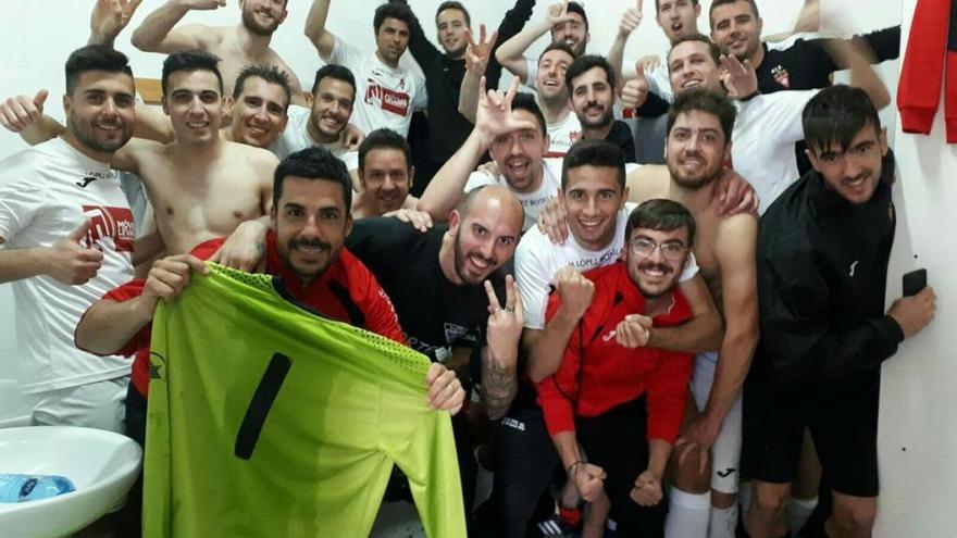 Los jugadores del Aspe celebran el triunfo en el vestuario.