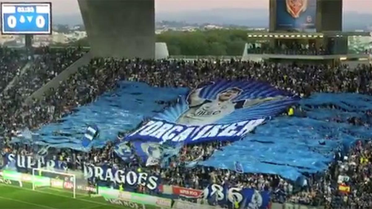 Emotivo homenaje del Porto a Iker Casillas en pleno partido