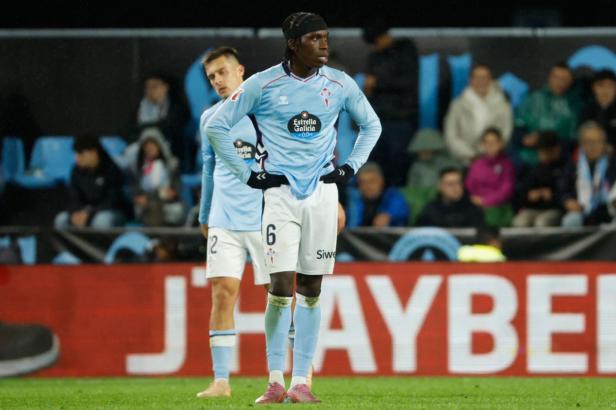 Celta&#039;s Ilaix Moriba reacts after Barcelona&#039;s Robert Lewandowski scoring during the Spanish La Liga soccer match between Celta Vigo and Barcelona in Vigo, Spain, Sunday, Nov. 9, 2025. (AP Photo/Lalo R. Villar)