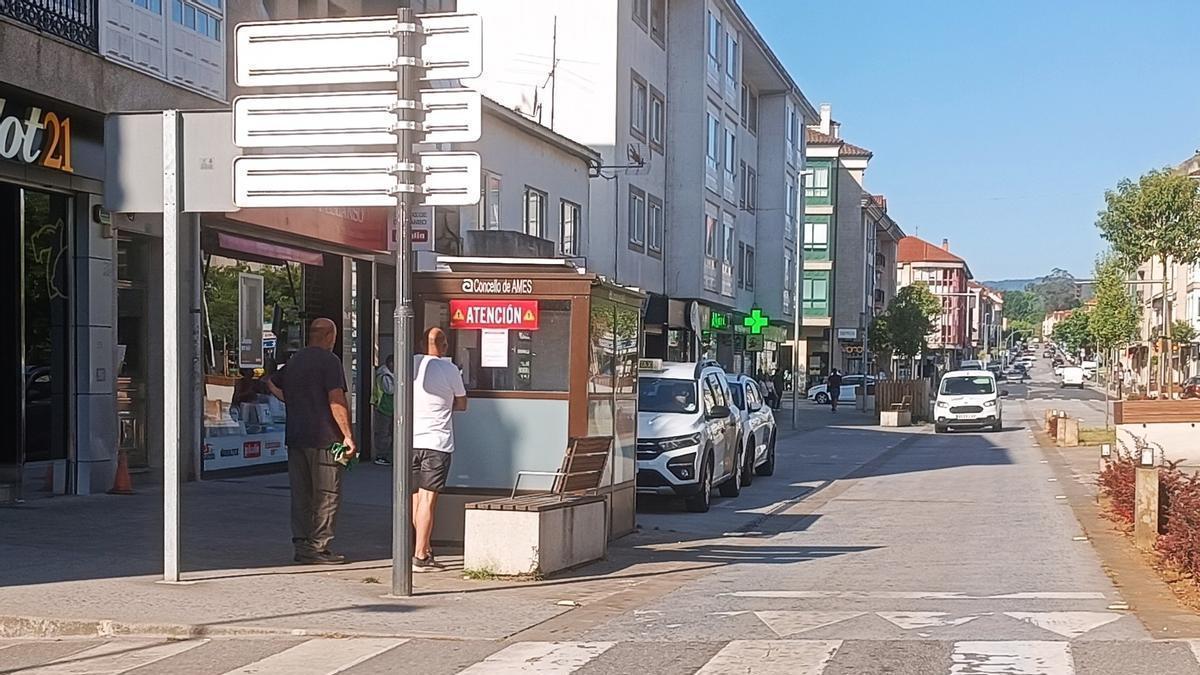 Parada de taxis en Bertamiráns con el cartel advirtiendo de la falta de teléfono tras ser robado