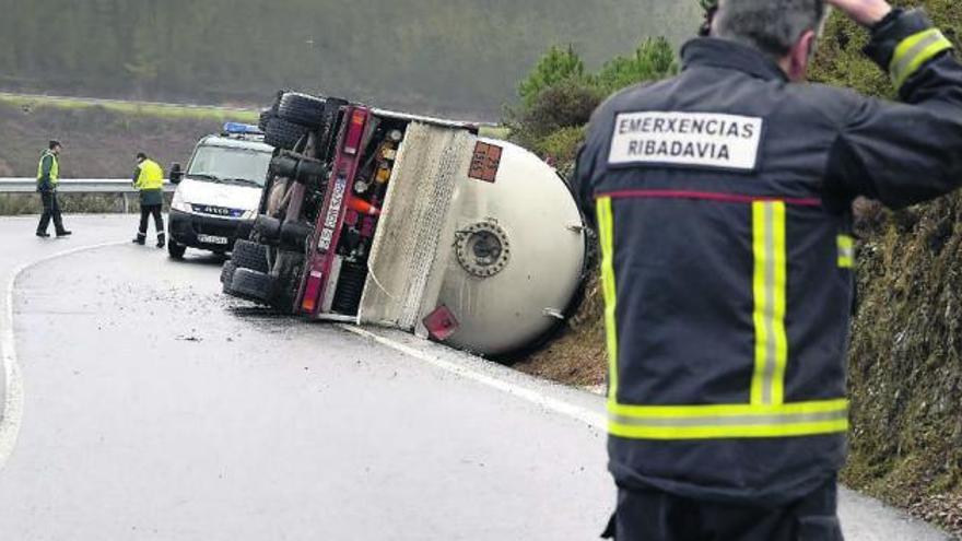 Alerta en Ourense por el vuelco de un camión con gas