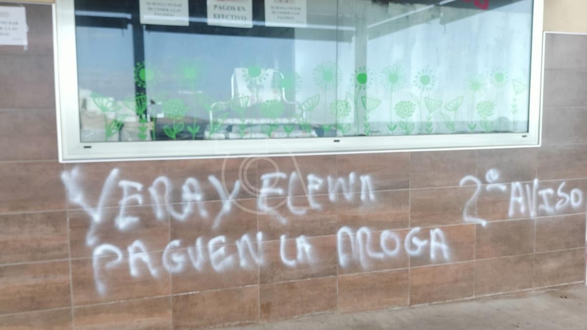 Pintadas en el exterior de la cafetería teldense.