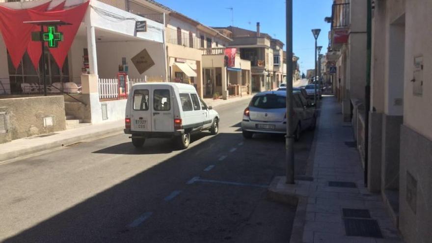 Zona azul en plena carretera que atraviesa el pueblo de Vilafranca.