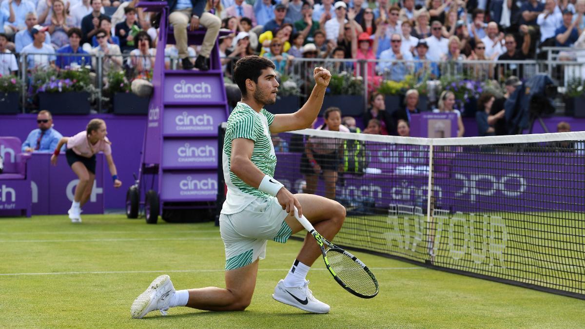 Alcaraz celebra la victoria ante Rinderknech en Queen's