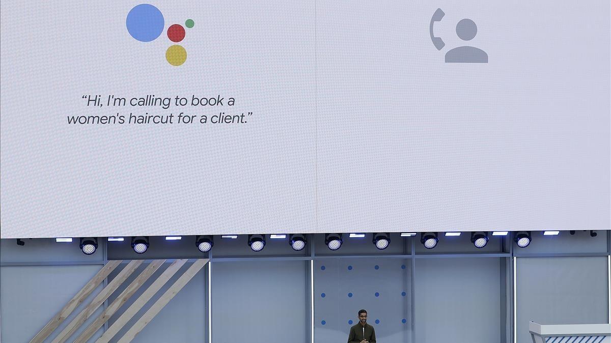 El CEO de Google, Sundar Pichai, ejemplifica una llamada en inglés del asistente digital para pedir hora en una peluquería