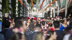 Ambiente en la calle Real de Sevilla durante la Feria de Abril de 2019.