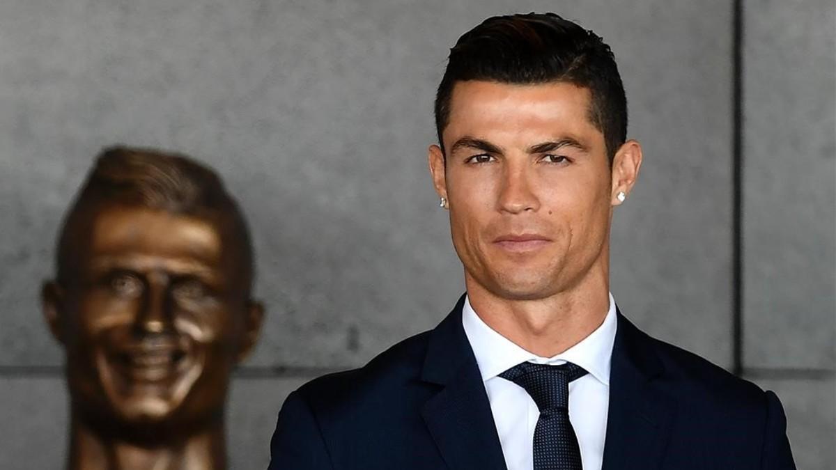Cristiano Ronaldo en Madeira, junto al busto que le realizaron en su país