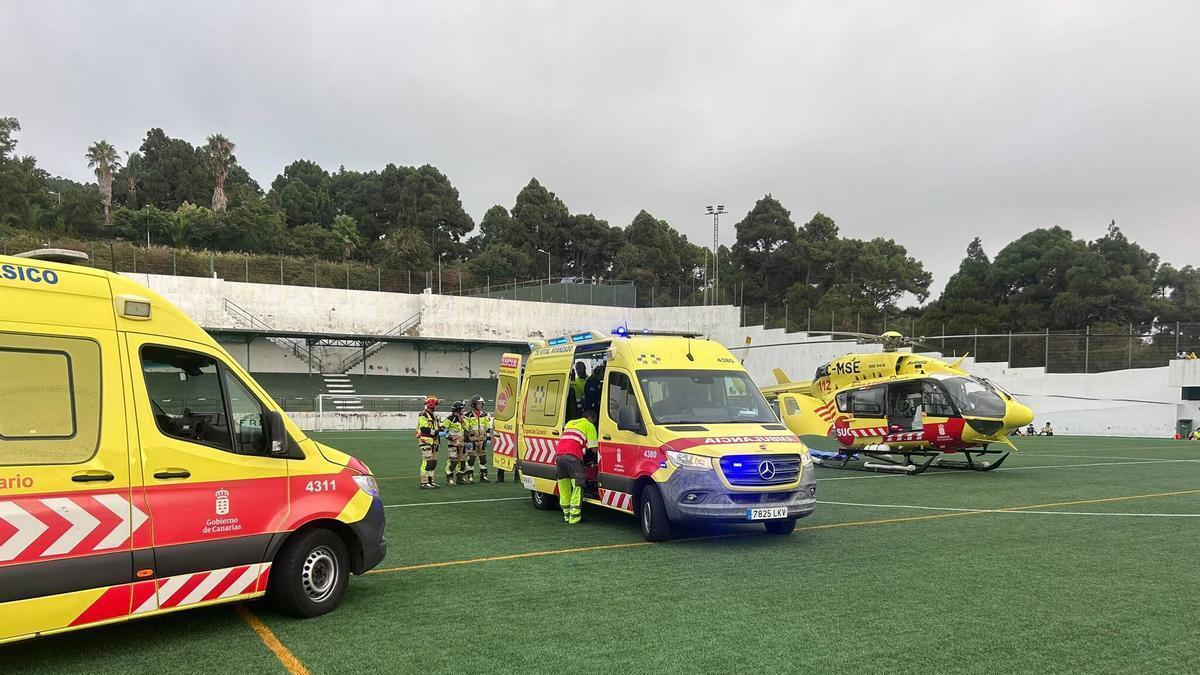 Evacuación del herido desde el campo de fútbol de La Guancha