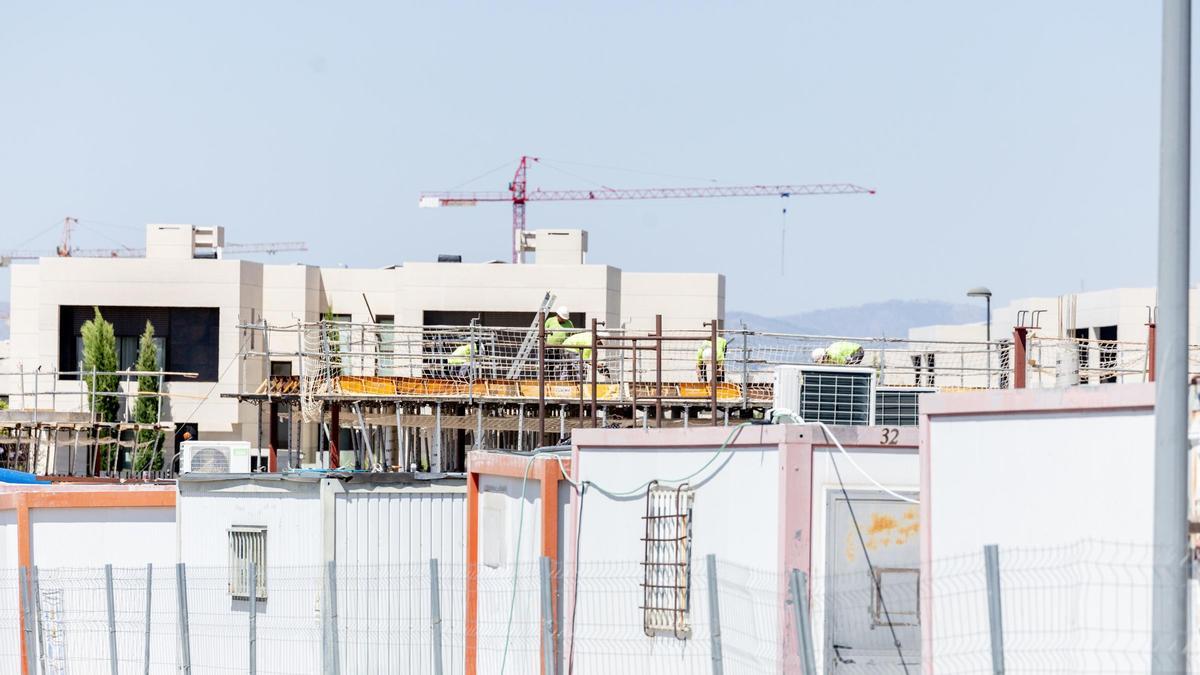 Varios obreros trabajan en la construcción de una vivienda nueva.