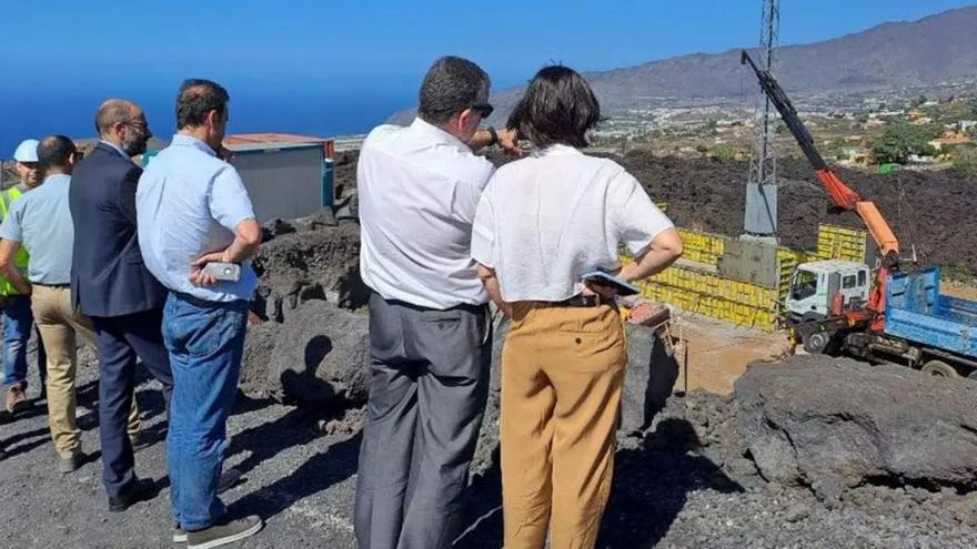 Responsables de Endesa en una reciente visita a la obra. | | E.D.