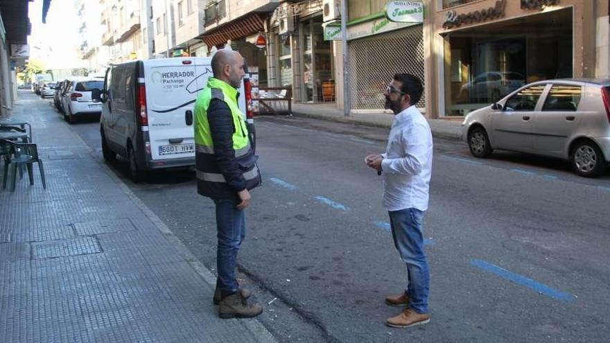 Francisco Vilariño conversa con un técnico municipal en la calle Alcalde Ferreiro.