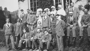Un grupo de pacientes y enfermeras en el Queens Hospital de Sudcup, fundado por Harold Gillies, donde se reconstruía la cara a soldados desfigurados durante la Primera Guerra Mundial.