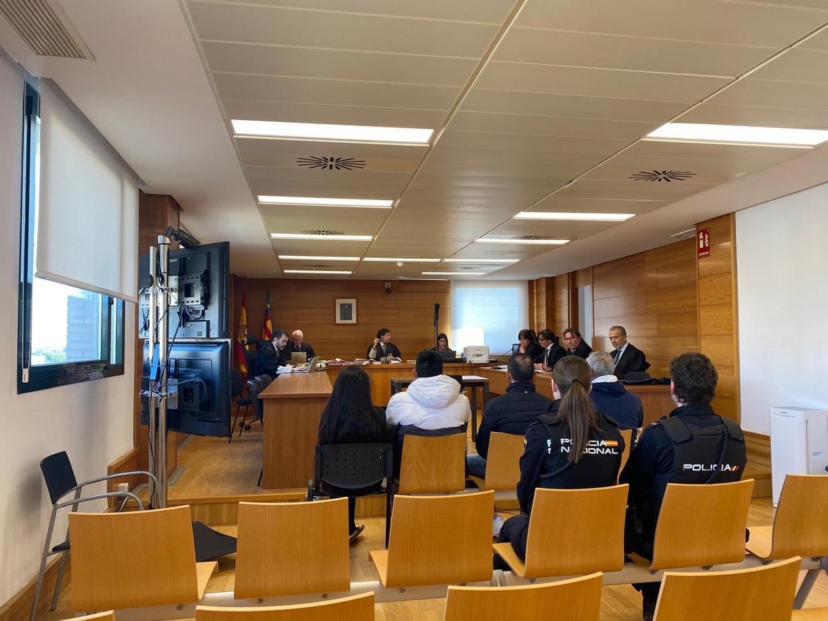 Los cuatro acusados en este caso, el principal de ellos el primero en la primera fila a la derecha del banquillo este miércoles.