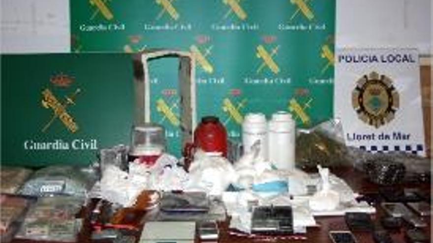 Imatge de la droga i materials comissats al grup desarticulat al febrer.