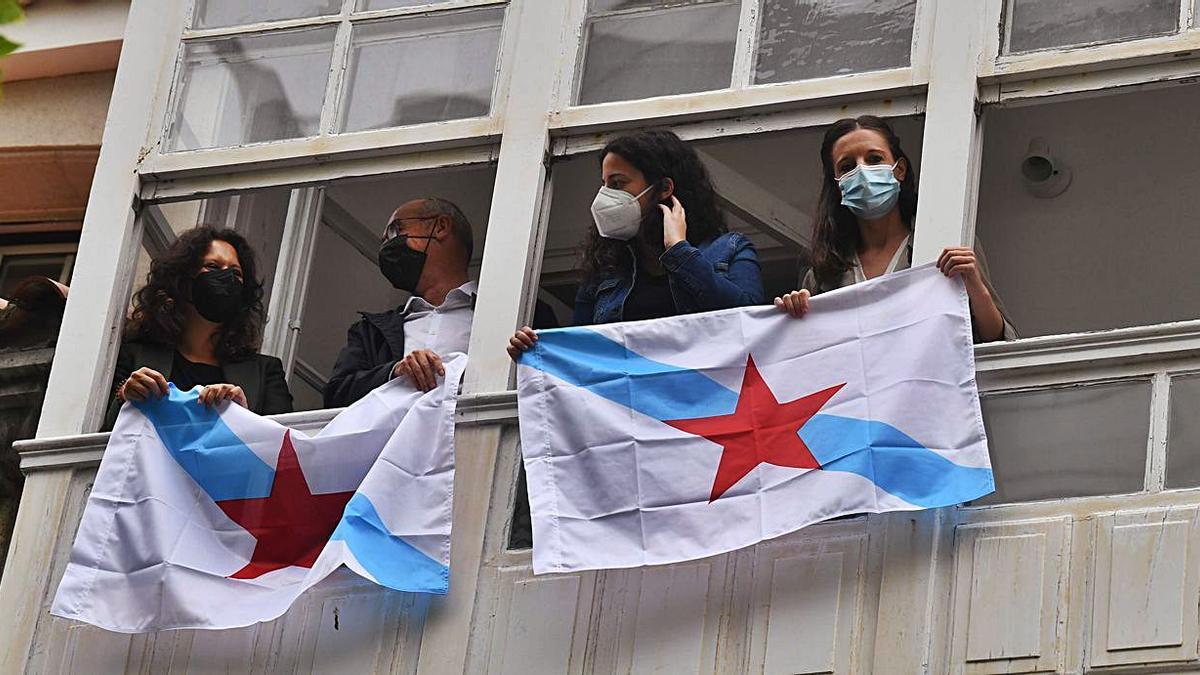 Avia Veira, Francisco Jorquera, Noa Presas e Olalla Rodil penduran a bandeira galega.   | // VÍCTOR ECHAVE