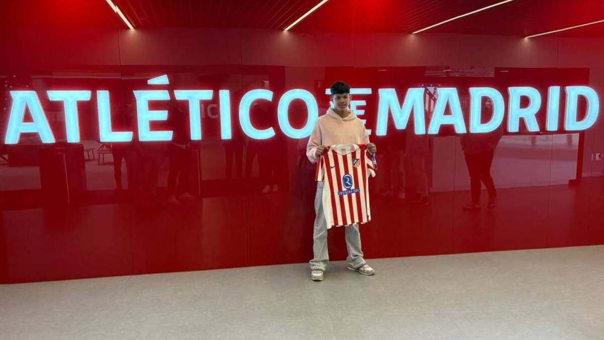 Samuel Beltrán posa con la camiseta del Atlético de Madrid