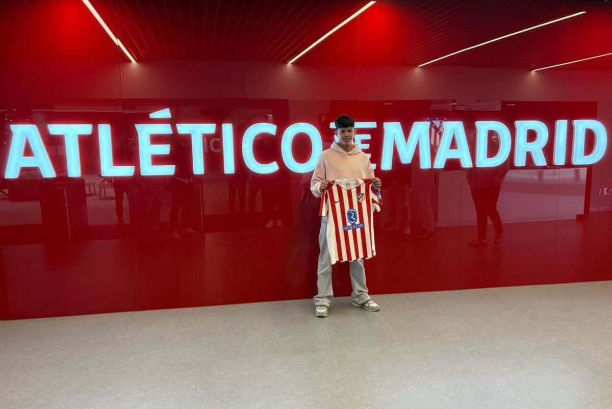 Samuel Beltrán posa con la camiseta del Atlético de Madrid