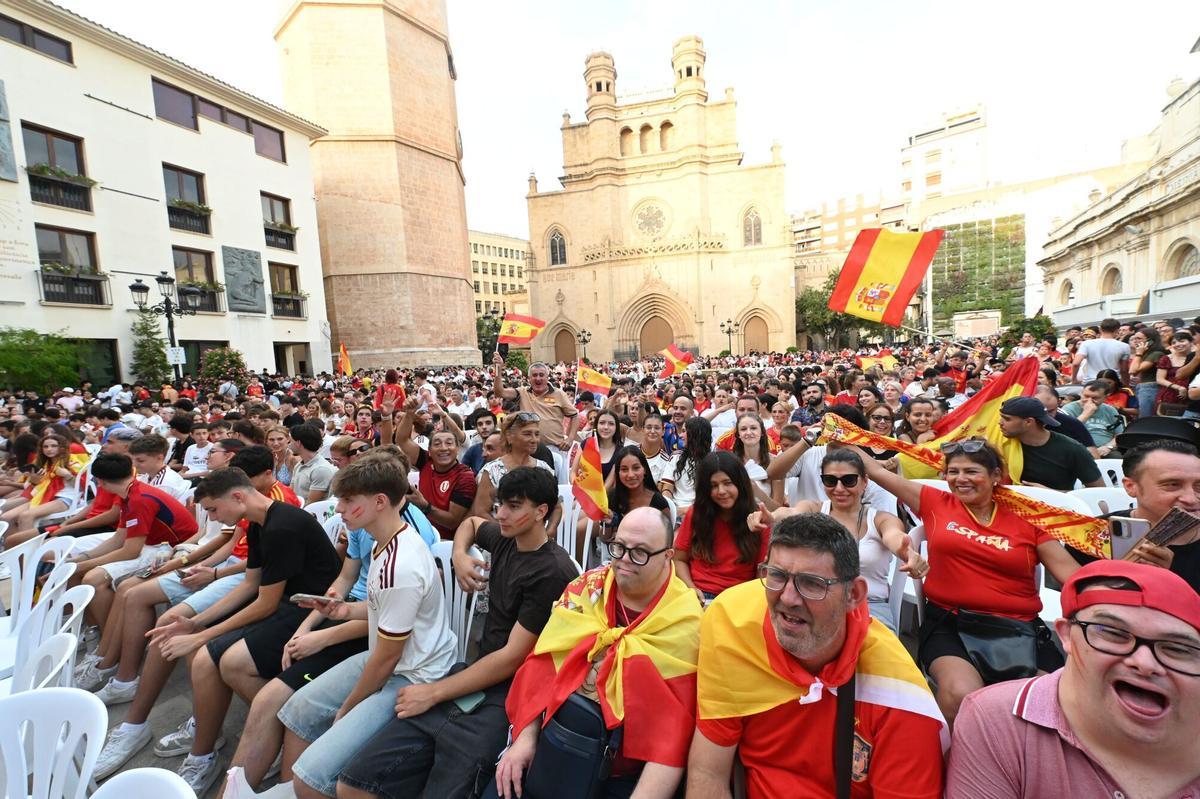 Los aficionados vibran desde la Plaza Mayor. Los aficionados vibran desde la Plaza Mayor.