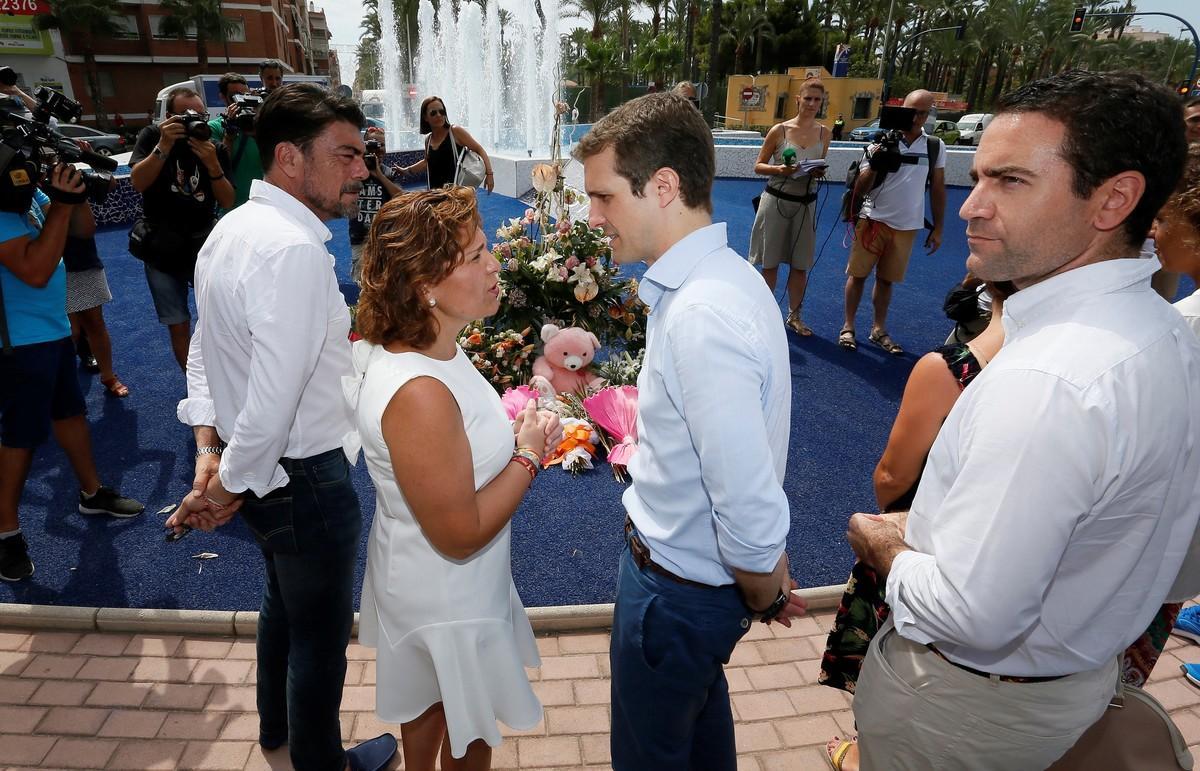 GRAF3760. SANTA POLA, 09/08/2018.- El presidente del PP, Pablo Casado (2d), deposita hoy un ramo de flores en el monolito que recuerda a las dos personas asesinadas por ETA , entre ellos una niña de 6 años, en un atentado contra la casa cuartel de Santa Pola en agosto de 2002. En la visita ha estado acompañado por el secretario general del PP, Teodoro García Egea (1d), la presidenta del PP en la Comunidad Valenciana, Isabel (Bonig) (2i), y el alcalde de Alicante, Luis Barcala (1i). EFE/Manuel GRAF3760. SANTA POLA, 09/08/2018.- El presidente del PP, Pablo Casado (2d), deposita hoy un ramo de flores en el monolito que recuerda a las dos personas asesinadas por ETA , entre ellos una niña de 6 años, en un atentado contra la casa cuartel de Santa Pola en agosto de 2002. En la visita ha estado acompañado por el secretario general del PP, Teodoro García Egea (1d), la presidenta del PP en la Comunidad Valenciana, Isabel (Bonig) (2i), y el alcalde de Alicante, Luis Barcala (1i). EFE/Manuel