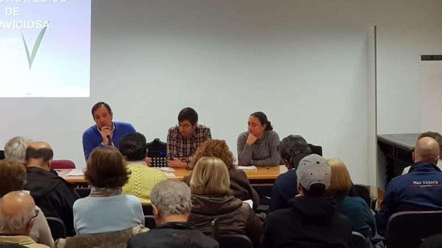 El alcalde, Alejandro Vega, a la izquierda, interviene en la reunión en Villaviciosa.