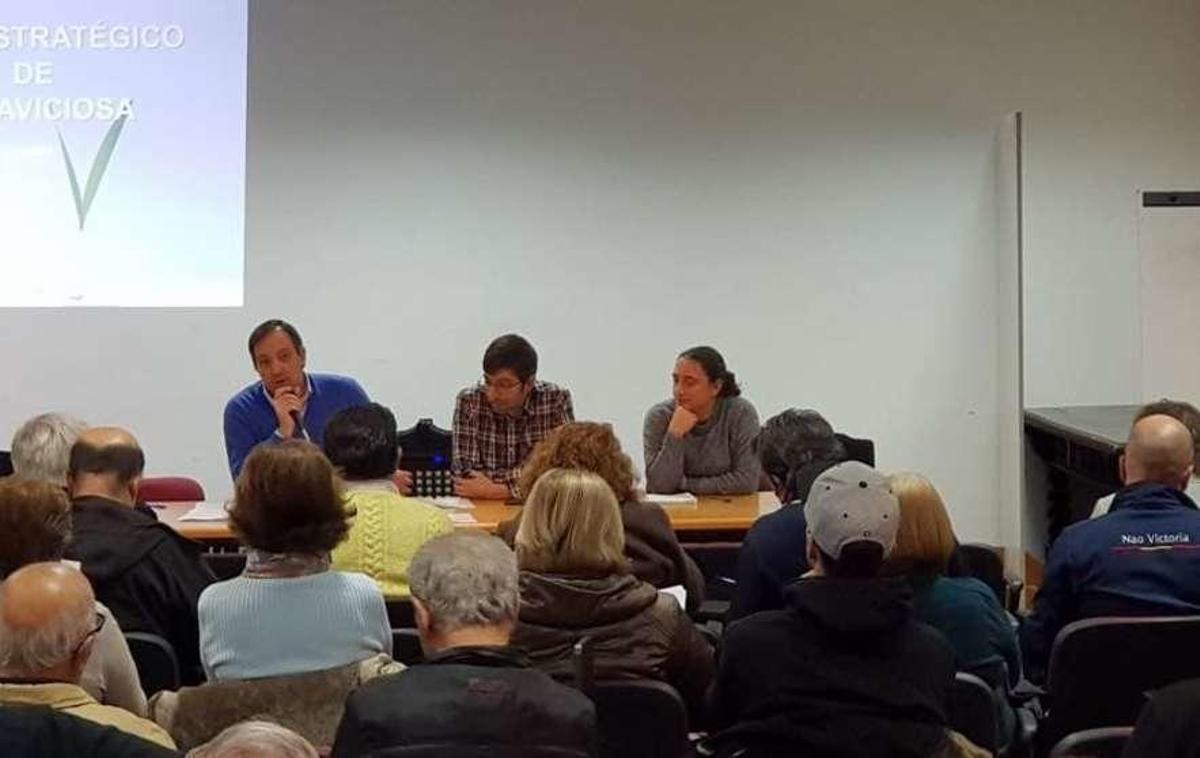 El alcalde, Alejandro Vega, a la izquierda, interviene en la reunión en Villaviciosa.