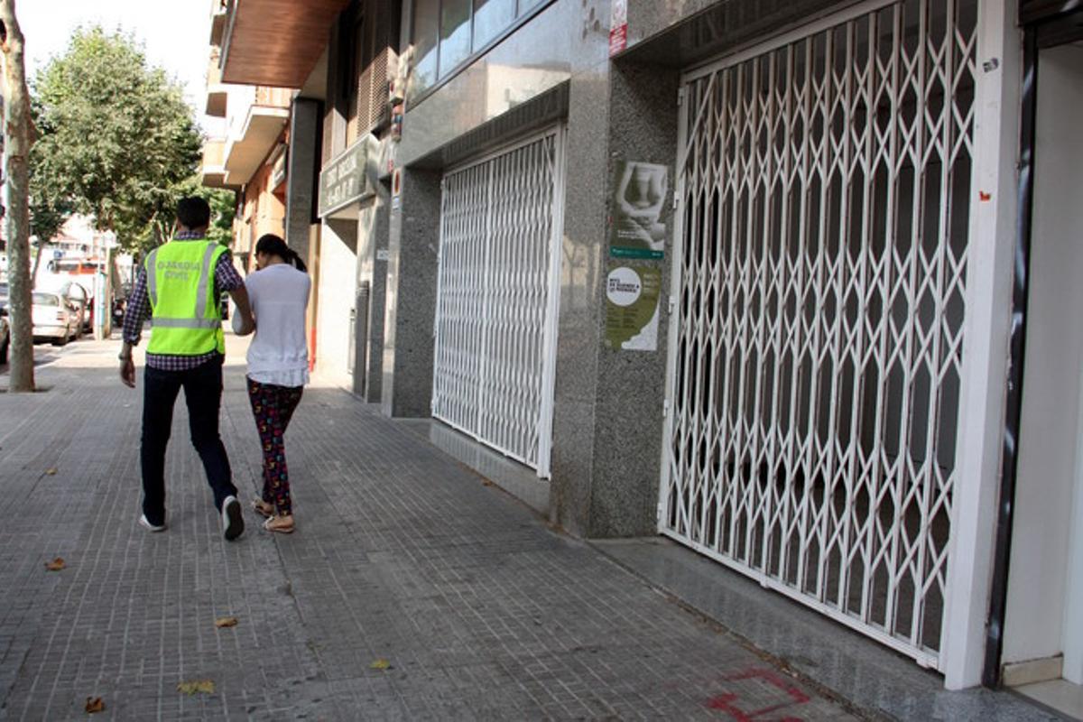La Guàrdia Civil s’emporta diverses dones aquest dimarts després d’haver sigut suposadament víctimes de prostitució a Barcelona per una xarxa de màfia xinesa.