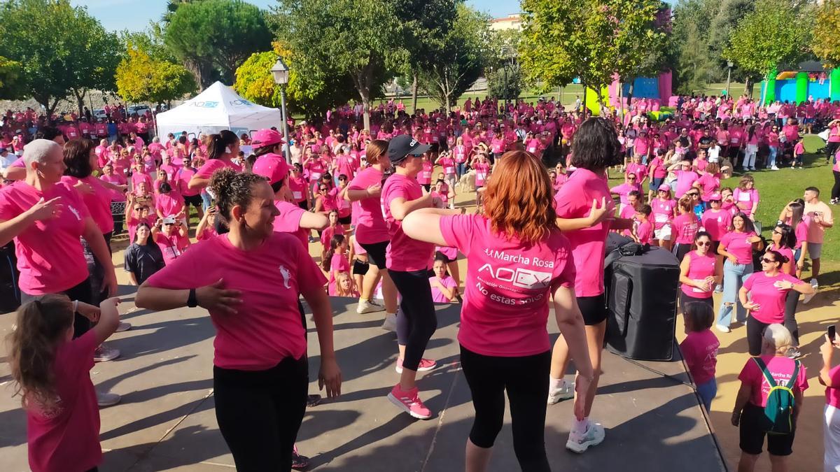 Coreografía previa a la marcha rosa por el cáncer de mama, en Plasencia.