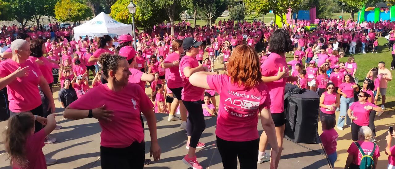 VÍDEO | El rosa contra el cáncer de mama tiñe Plasencia