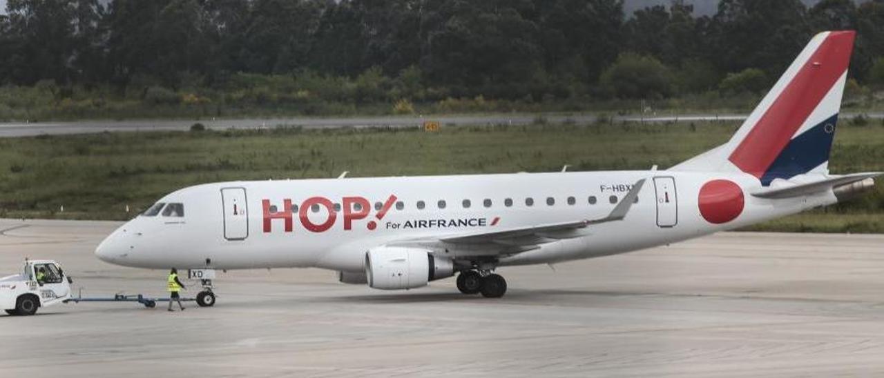 Un avión de la aerolínea Air France en el aeropuerto de Vigo antes de su marcha en 2015. // Adrián Irago