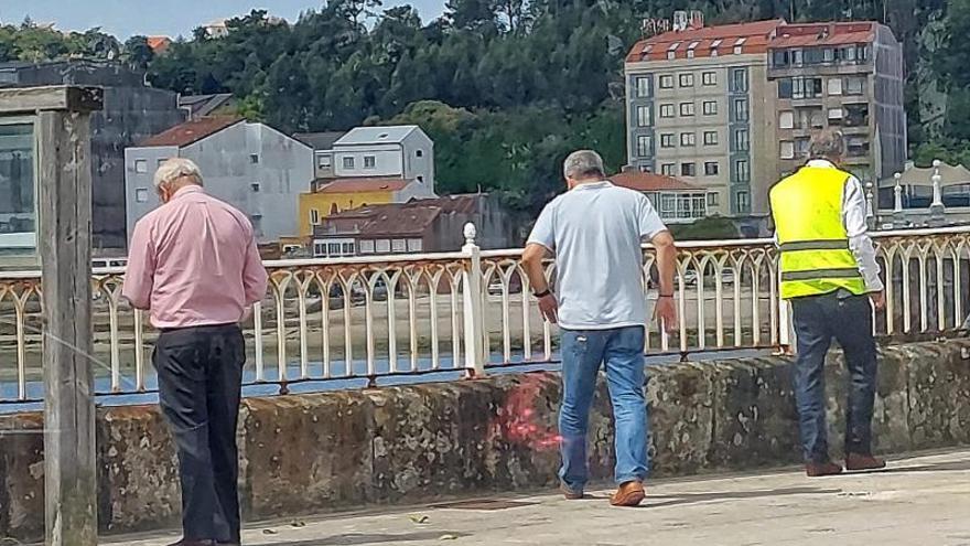 El ingeniero Alberto Díez (izq.) y el director de la Axencia Galega de Infraestruturas, Manuel González Juanatey, cuando visitaron el puente para valorar in situ su reciente pintado y asfaltado. |   // FDV