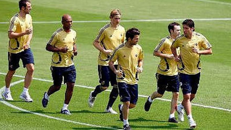 Varios miembros de la selección española de fútlbol se ejercitan durante la sesión de entrenamiento en el estadio Franz Horr de Viena.