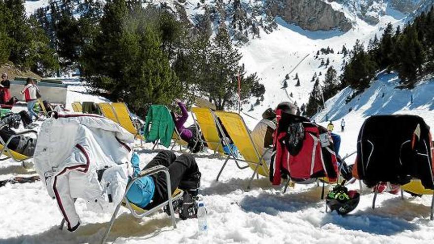 Uns esquiadors a l&#039;estació de Masella prenent el sol a les cotes altes aquests dies de Setmana Santa