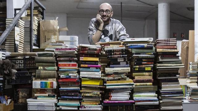 Los libros pueden ser entregados o recogidos en la calle Murcia, 1, en la ciudad de Alicante. | PILAR CORTÉS