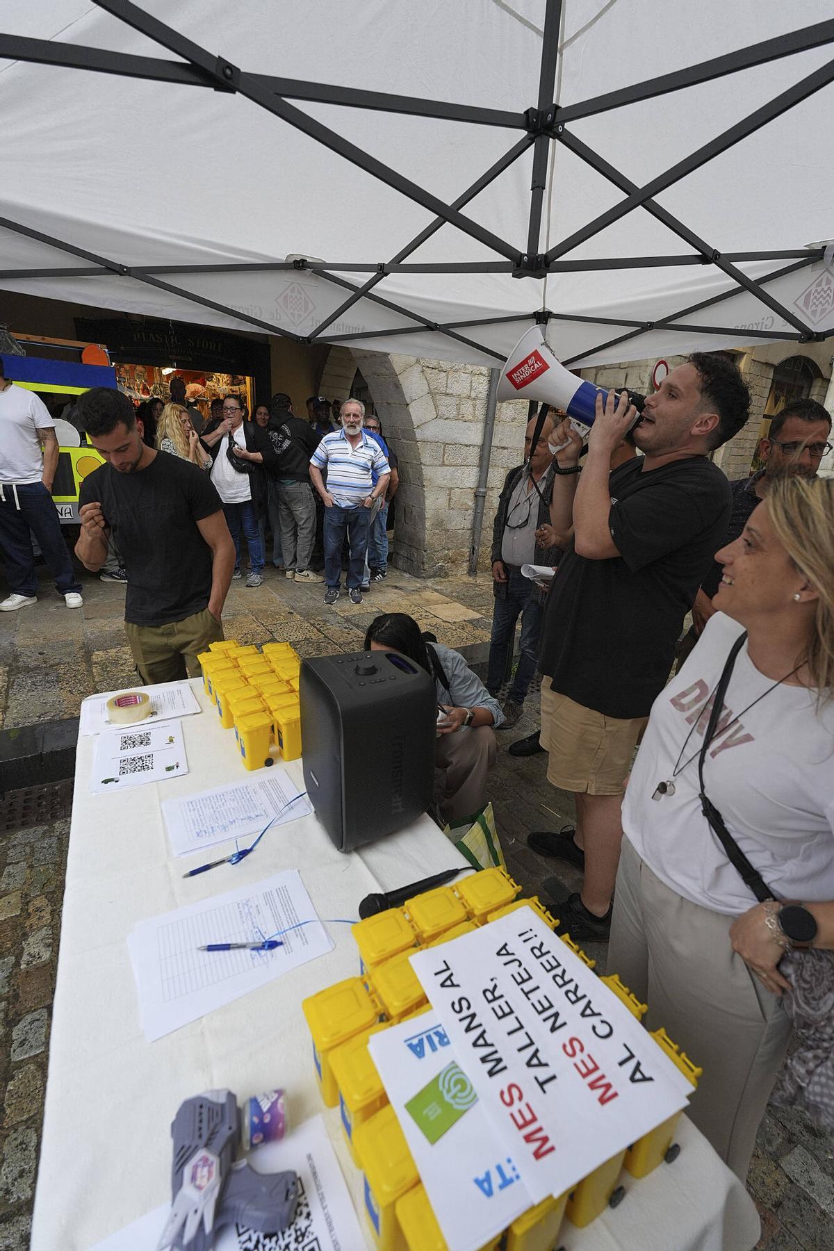 Girona plaça del Vi protesten els treballadors de Girona+Neta