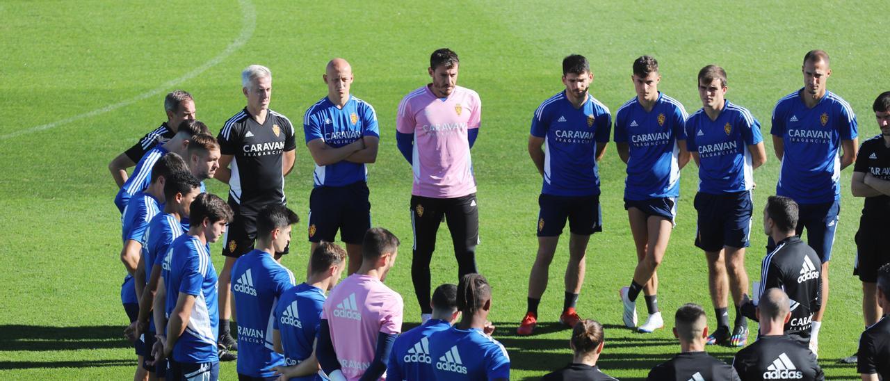 Carcedo se dirige a sus jugadores antes de empezar el entrenamiento de este viernes.